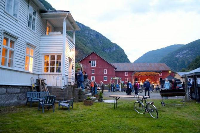 MELLOM FJELLA: På Svalheim gard på Utladalen camping vart det klart for den første intimkonserten, og opninga av årets Målrock.