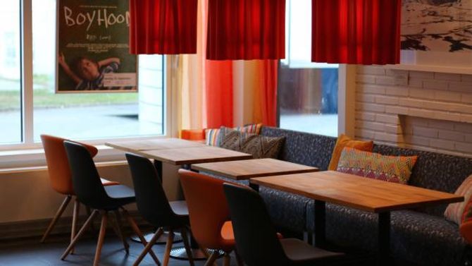 NYTT INTERIØR: Den innerste delen av Utla Café og Bar har fått heilt nytt interiør. Her er éi av sittegruppene.