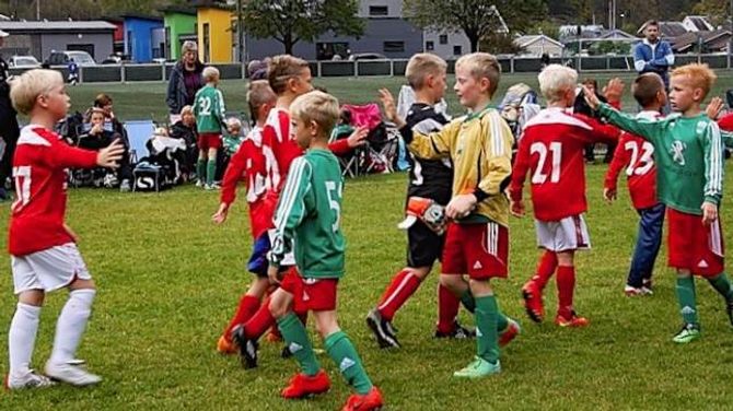 HANDHELSTE: Deltakarane viste fair play på knøtteturneringa i Lærdal.