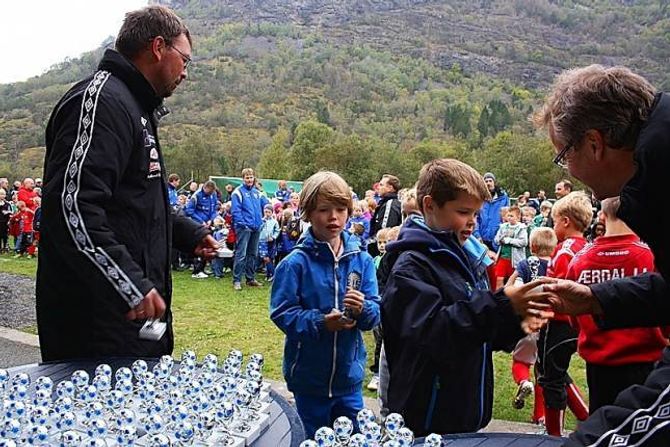 POKAL: Deltakarane fekk utdelt pokal etterpå som eit prov på god innsats og at alle er vinnarar.