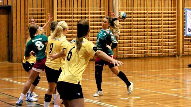KONSENTRASJON: Ramona Szabo (biletet) meiner Jotun mangla energi og konsentrasjon dei siste 20 minuttane av kampen mot Os.