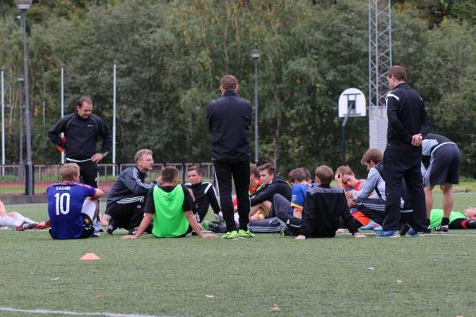 MOTIVERER: Åge Hestetun prøver å motivera spelarane før den viktige kampen mot Hødd 2.