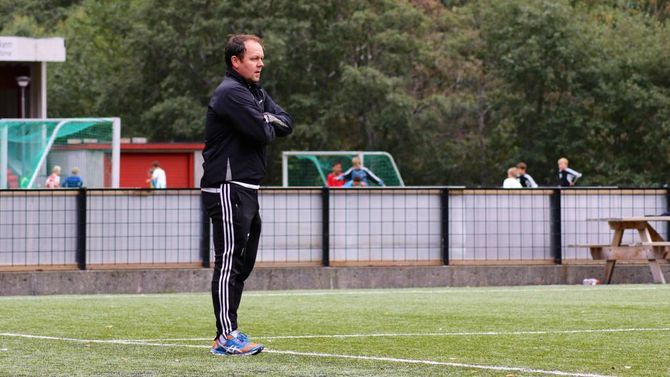 STUDERER: Ivan Øy følgjer nøye med på spelarane sine og instruerer.