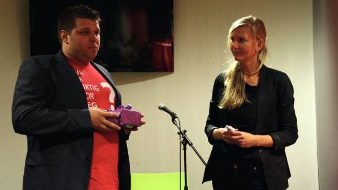 GÅVE: Leiar i Årdal Arbeidarparti Morten Skarsbø overrekk ei gåve til Marianne Marthinsen.