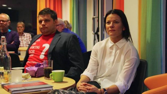 LYTTAR: Morten Skarsbø og Marie-Helene Hollevik Brandsdal lytta nøye til kva Marianne Marthinsen talte om.