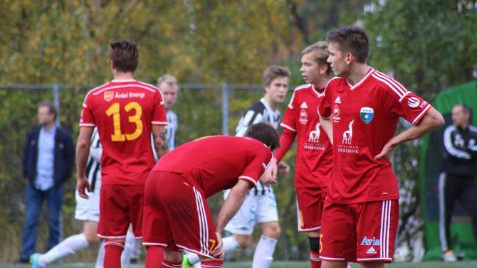 FORTVILER: Årdal-spelarane fortviler etter å ha sluppe inn mål.