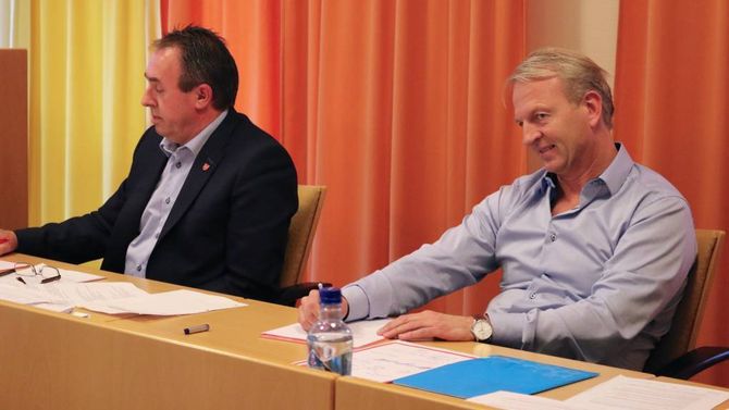 FÅR KRITIKK: Rådmann Frank Westad (til høgre) får kritikk av nokre av politikarane, som seier dei kjenner seg lurt.