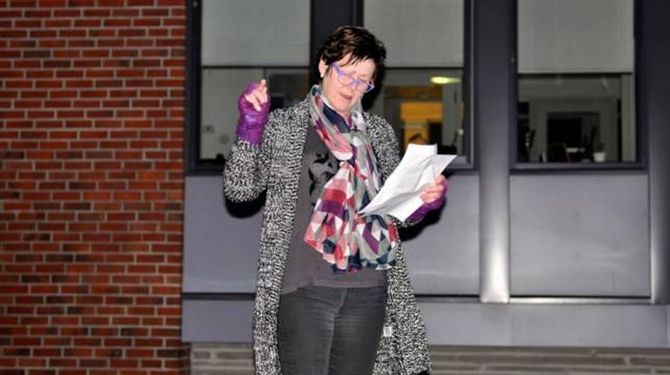 KLAR TALE: Jane Stedje las opp Facebook-statusen sin og fekk applaus frå dei oppmøtte.
