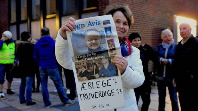 ÆRLEGE: Kari Hove Romøren held opp ein plakat der ho stiller spørsmål ved truverdigheita til politikarane.
