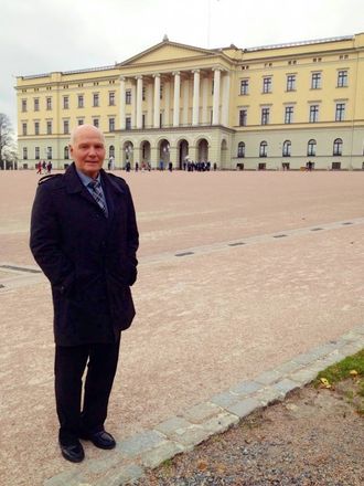 KLAR: Her er Fretland utanfor Slottet, klar for å treffa kongen.