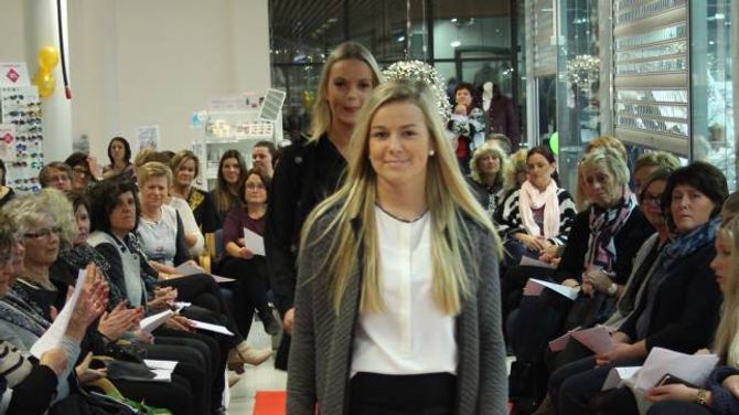 FINE PLAGG: Karoline Furebotn og Ida Jevnaker (bak) stilte opp som manekengar.