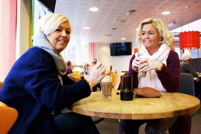 VIL STILLE OPP: No lurar Merete Øren (frå venstre) og Sonja Øren på å samle ein gjeng for å reise på kveldsope laurdag.