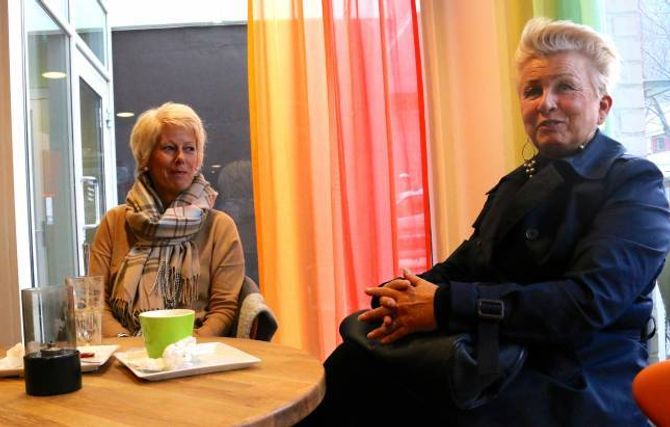 KJEM OM DEI ER HEIME: – Fredag er jo den nye laurdagen, derfor passar laurdag fint, seier Anne Beate Sunde (til høgre). Ho drikk kaffi med Heidi Furebotn.