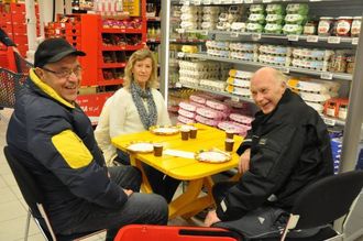 KOSAR SEG: Anders Midtun, Astrid Aaland og Vidar Holen tykkjer det er kjekt at noko skjer i bygda.