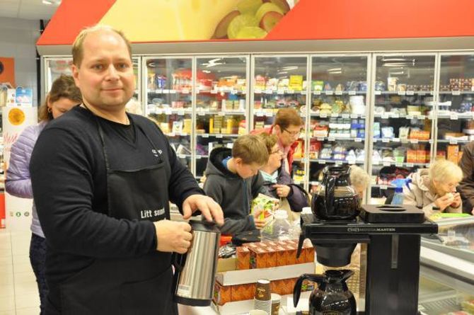DRIFTSSJEF I COOP VEST: Ronny Sørbotten sto klar med kaffi til alle som ville ha.