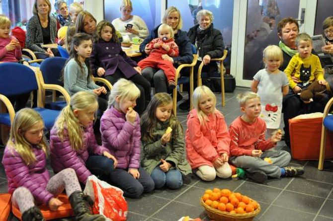 LYTTAR GODT: Borna fulgte godt med då prinsesse Trine fortalde historiar.