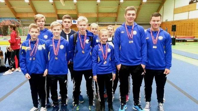 VANN SØLV OG BRONSE: Morten Fredheim (frå venstre), Stian Hellebø, Halvor Hovland, Matilde Dvergedal, Henrik Bruhaug og Jonas Kvam frå Årdalstangen IL (Åtil) fekk sølv i junior mix tumbling og bronse på trampett.