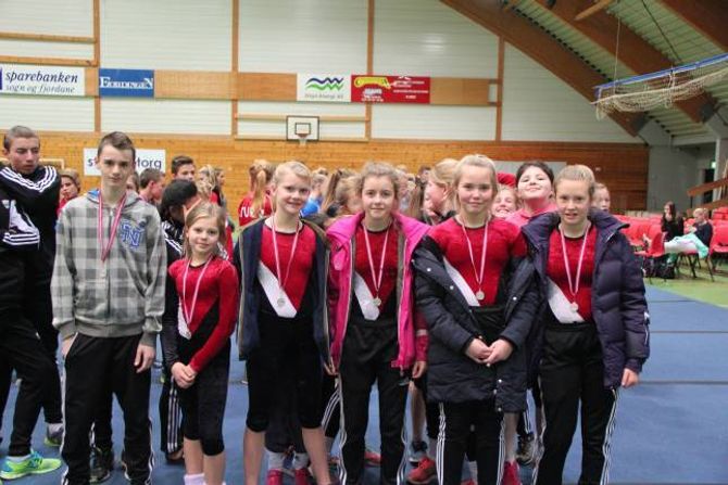 VANN SØLV: Benedikt Arsenault Sveinsson, Ingeborg Strand, Karoline Hjønnevåg Molland, Helena Damli Rudi, Sofie F. Veum og Marte Hollevik tok med seg sølvmedalje i rekruttklassa i turn på krinsmeisterskap i Stryn i helga.