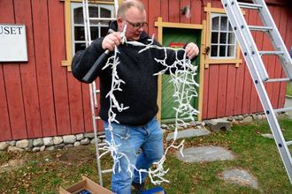 METER PÅ METER: Odd Helge Brugrand er i god gang med lyssetjinga føre helgas julemarknad i Lærdal.