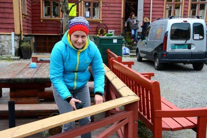 I GANG: Førebuingane før julemarknaden i Lærdalsøyri er godt i gang. Marianne Cirotzki er i gang med å henge opp lys utanfor Kvammes Kafé og Pub.