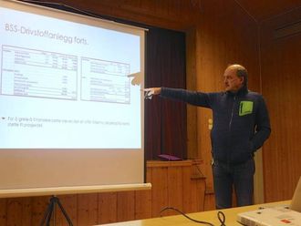 FORSLAG TIL DRIFT: Bjørn Røvik legg fram forslaget til drift av drifstoffanlegget ved Borgund Servicesenter.