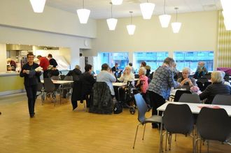 JULEMESSE: Mange tok turen i samfunnshuset laurdag.