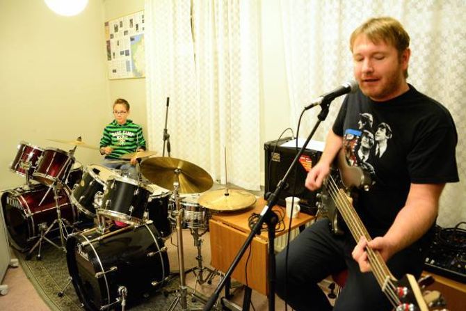 ØVING: Sindre Bentås på trommer og musikklærar Ketil Thorbjørnsen.