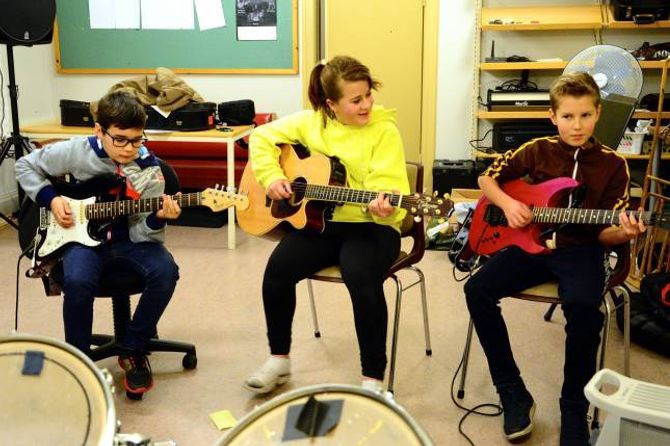 NESTE BAND UT: Knut Olav Bjørketun Bøe (12) (frå venstre), Birthe Neshagen (12), Taavi-Topias Henell (11) nyttar tida medan dei ventar på trommeslagaren og kan starte sin runde med øving.