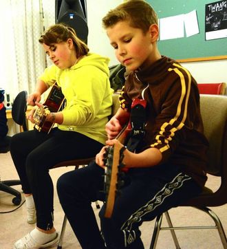 ØVING TIL KONSERT: Birthe Neshagen (12) og Taavi-Topias Henell (11) i bandet The Black Pearls.