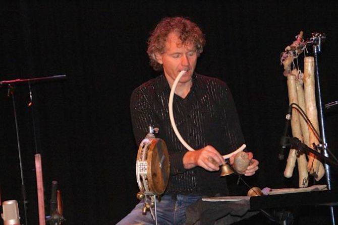 ALLSIDIG: Terje Isungset er ein allsidig musikar som kan spela på fleire instrument.