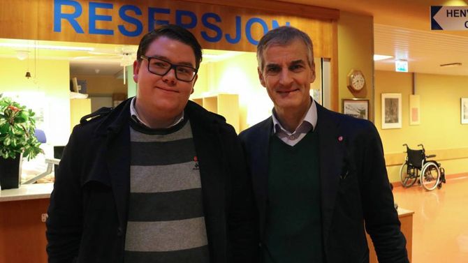 KOM MED RÅD: Partileiar i Arbeidarpartiet kom med råd til Tommy Aarethun då dei møtte kvarandre måndag.