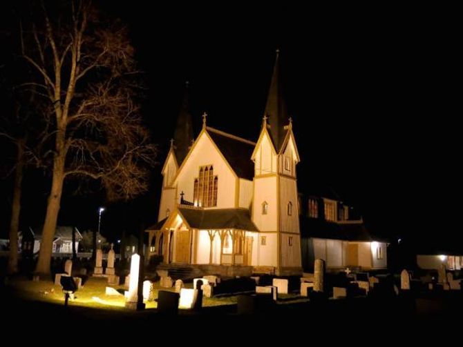 STEMNINGSFYLT: Hauge kyrkje i vintermørket.