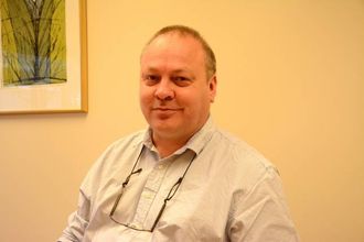 VIL SKAPA ENGASJEMENT: Geir Kjetil Øvstetun, rektor ved Årdal VGS fortel skulen ikkje berre vil gje pengar, men ha eit konkret internasjonalt prosjekt å jobbe med.