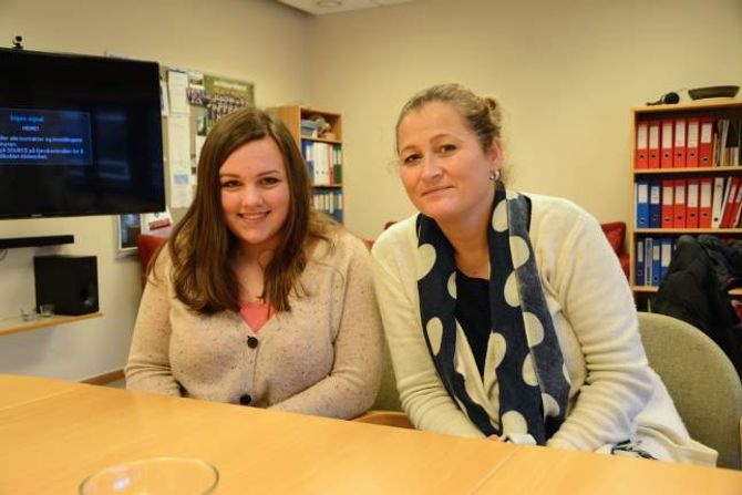 KLAR FOR TUR: Synne Lerum Fredheim og Monica Vigdal ved Årdal VGS legg ikkje skjul på at dei er spent kva kva dei skal få oppleva i regnbogenasjonen.