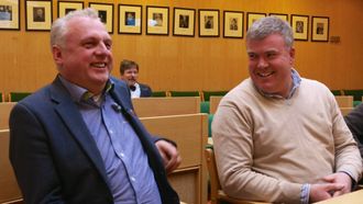 HAR TRUA: Ordførar i Luster, Ivar Kvalen, her i passiar med kollega Jan Geir Solheim i Lærdal, har trua på at Luster vil halda fram med å vere ein del av Sogn kulturskule.