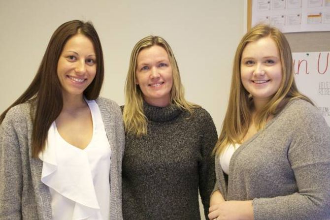 IDÉRIKE: Vibeke Rinde (midten) seier elevane var fulle av forslag til korleis ein kunne løyse ideen. Her står ho saman med Sandra Mariel Hollevik og Helena Andersen Hollevik.