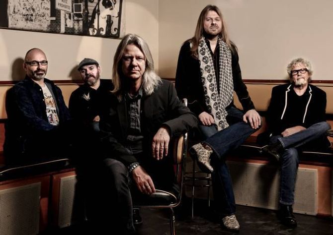 TIL LÆRDAL: Hellbillies består av Aslag Haugen (vokal, gitar) og Lars Haavard Haugen (gitarar, vokal), Arne Sandum (bass), Bjørn Gunnar Sando (trommer, perc) og studio- og live musiker Lars Chr Narum på tangenter. Pressefoto
