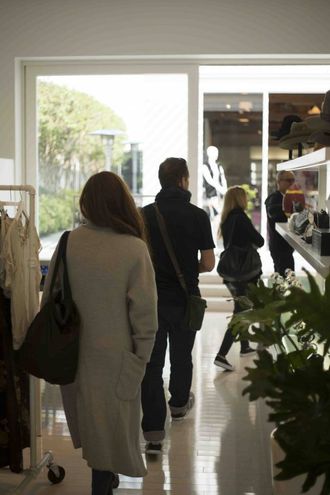 ULL TIL AMERIKANARANE: Ron Robinson syner We Norwegians rundt i butikken i Santa Monica.
