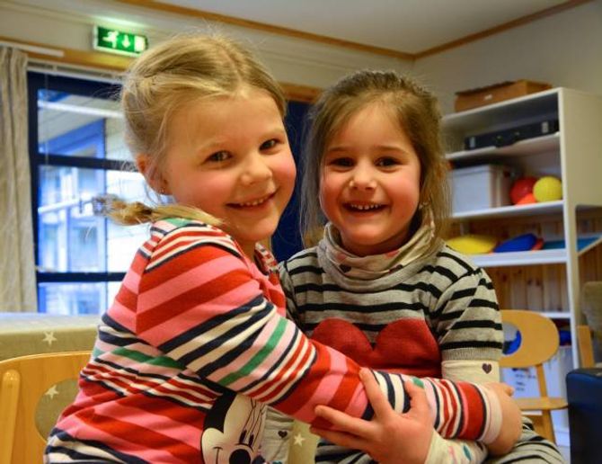 KJEKT MED REVEROCK: Sofie Lindberg (4) og Denisa Clopotaru (4) i Ve barnehage i Øvre Årdal.