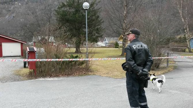AVSTENGT: Politiet sperra av området og evakuerte naboar då det blei gjort funn av ein bombeliknande gjenstand i Lærdal.
