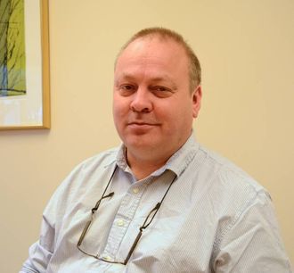FÆRRE SØKJARAR I FYLKET: Rektor ved Årdal vidaregåande skule, Geir Kjetil Øvstetun, håpar ikkje det blir kutt i talet på klassar ved skulen, som følge av søkjartala for hausten.