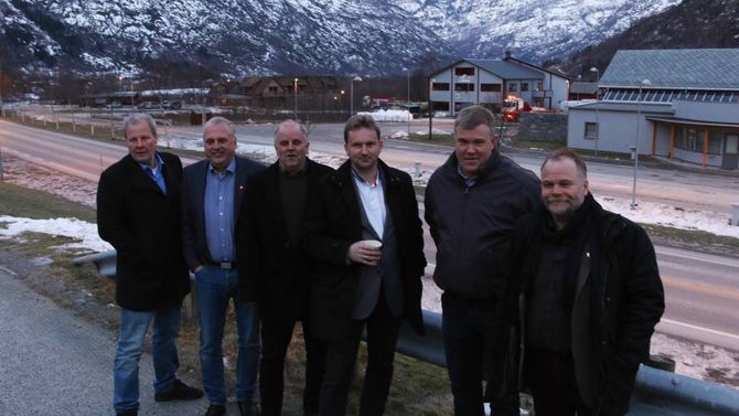 SATSINGSOMRÅDE: Håbakken i Lærdal har blitt eit viktig satsingsområde. Her er Solheim samla med ordførarkollegaer i regionen då Statens vegvesen skulle leggja fram sitt forslag til hovudtrasear mellom Oslo og Bergen i vinter. Arkiv