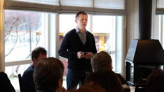 HANDLINGSPLAN: Arve Tokvam forklarar at målet er å ende opp med ein bustadpolitisk handlingsplan for Lærdal. Arkiv