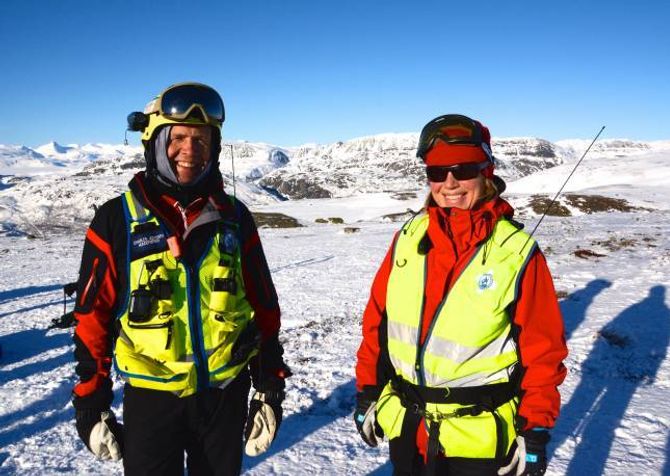 NØGD MED FJELL OG VÊR: Charles Johnsen og Wenche Nilsen har gløymt alt om det dårlege vêret tidlegare i veka og nyt sol og forsmaken på påska. Likevel understrekar dei at det er artig å halde på å dærleg vêr også. Det er jo då dei som oftast blir kalla ut til teneste.