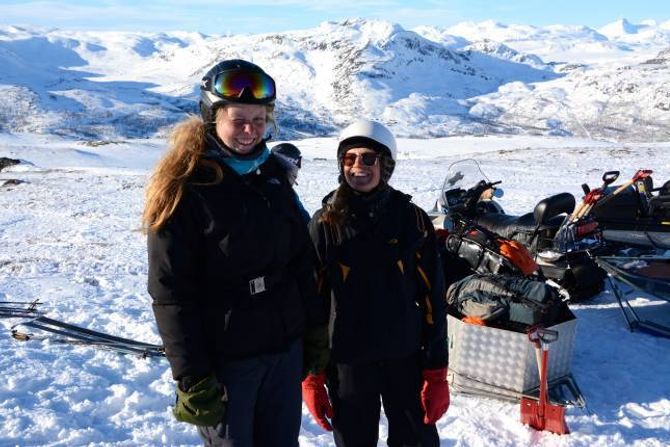 SMAK AV NORSK NATUR: Danskane Katrine Smedegaard (f.v) og Sanne Knorborg får mellom anna undervisning om korleis å ferdes trygt i vinterfjellet.