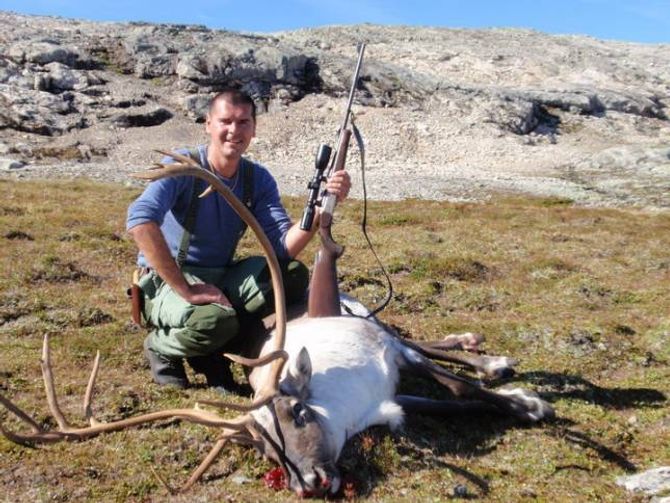 ÅRET RUNDT: Jasmin jaktar året rundt og var nyleg i Alpane der han skaut to gemser.