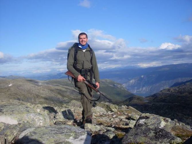MEIR ENN JAKT: Å vera ein jeger handlar om meir enn å berre skyta dyret. Ein får mykje god trening, og det er svært sosialt, meiner Jasmin.