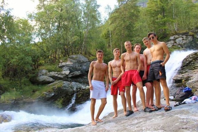 - Folk må berre komma hit når det er så fint vêr, det er berre kjekt, seier Runar Høl (16), Eskil Klingenberg (17), Vegard Aafedt Bukve, (17) Jørgen Kilen Leine (15), Erlend Nese (16) og Jonas Styve Madocs (alias "Marco", 17)
