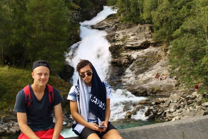 - Kom igjen folkens! Kom i Hølen og ha det moro, oppmodar Vegard Aafedt Bukve (17) og Jonas Styve Madocs (17).