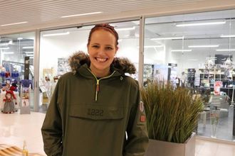 AKTIVE: Senterleiar Yvonne Romøren fortel at dei jobbar aktivt med å få inn erstattar der som Cleopatra Parfymeri ligg i dag. Arkiv